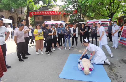 義診在行動 服務(wù)暖人心 ——西安國際醫(yī)學(xué)中心醫(yī)院走進(jìn)袁家村送健康